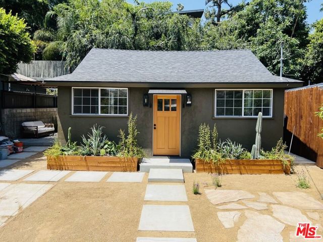 3815 Fernwood Avenue, Los Angeles CA: https://media.crmls.org/mediaz/77dcf359-ddb3-4e7a-96f5-a4f0383ad749.jpg