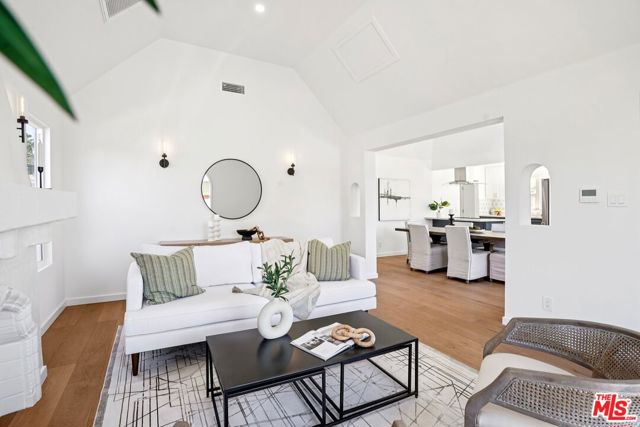 4438 W 28th Street, Los Angeles CA: https://media.crmls.org/mediaz/77dd4aaf-5601-49fd-80f8-7807c24e58cc.jpg