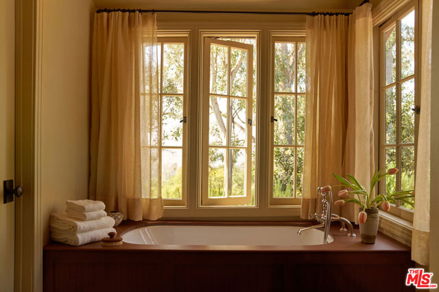 Image 12 of 35 For 1960 Escarpa Drive