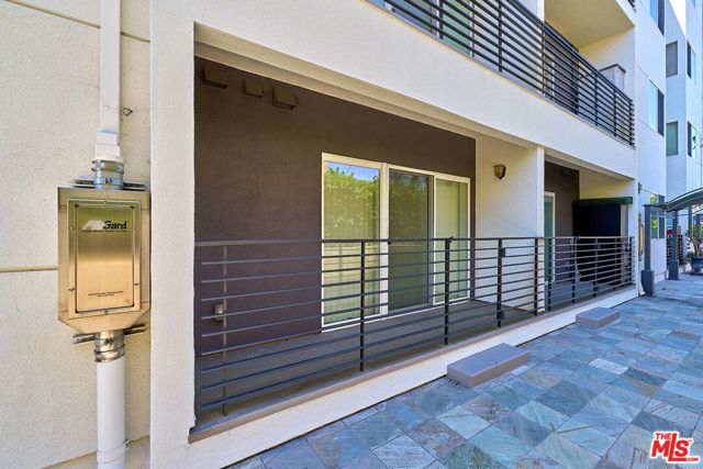 3061 W 12th Place, Los Angeles CA: https://media.crmls.org/mediaz/77df1f71-91dd-45bc-af09-7cb38d040cd9.jpg