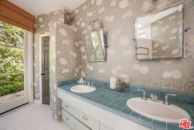 11982 Brentridge Lane, Los Angeles CA: https://media.crmls.org/mediaz/77e1b0f4-9489-4cce-a65d-a83409ab6cf9.jpg