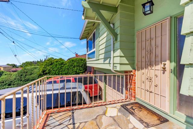 33 Woodcliff Court, Oakland CA: https://media.crmls.org/mediaz/77e21f2c-c222-45ba-b727-89f6c54068bb.jpg