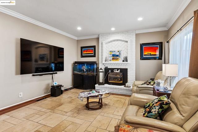 5090 Double Point Way, Discovery Bay CA: https://media.crmls.org/mediaz/77e23a20-6f17-45ca-aa7d-d0c733b39071.jpg