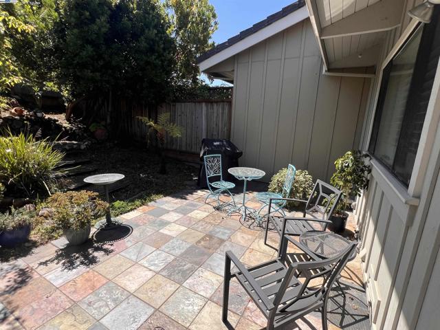 37 Binnacle Hl, Oakland CA: https://media.crmls.org/mediaz/77e2e282-86cf-46ee-8dc0-863a2ef28a95.jpg