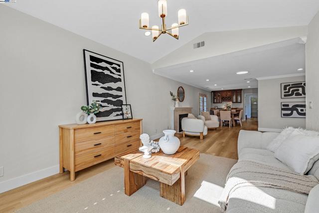 44840 Camellia Dr, Fremont CA: https://media.crmls.org/mediaz/77e3c853-c0f5-4770-afb7-018c9dfcfedd.jpg