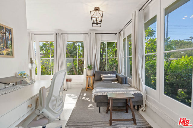 424 S Columbus Avenue, Glendale CA: https://media.crmls.org/mediaz/77e48515-3b99-43be-8ad1-4f84857d4bd4.jpg