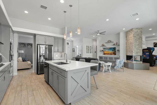 6 Taylor Avenue, Palm Desert CA: https://media.crmls.org/mediaz/77e4bb85-103f-4eee-8a0e-f061c2aab087.jpg
