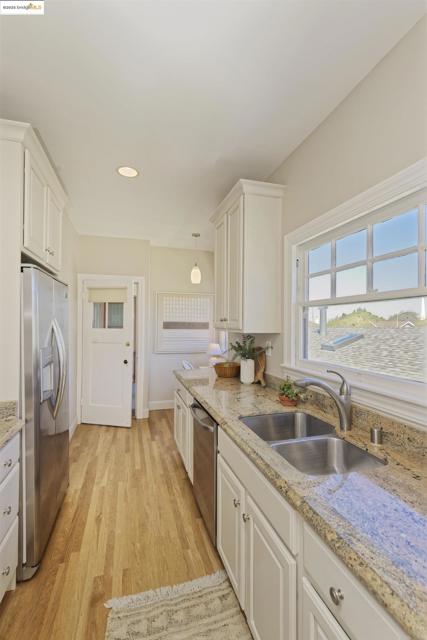 3945 Randolph Ave, Oakland CA: https://media.crmls.org/mediaz/77e4fabd-30d8-4b80-852a-5d49f3a4182f.jpg