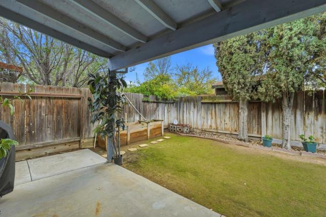 1883 College Greens Drive, Los Banos CA: https://media.crmls.org/mediaz/77e500cd-9927-40c2-9cef-623975cacafa.jpg