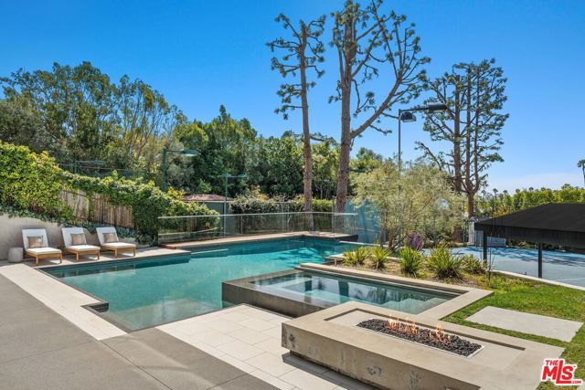 1005 Elden Way, Beverly Hills CA: https://media.crmls.org/mediaz/77e54490-7ec9-4ad7-8dc8-9080c6059eb2.jpg