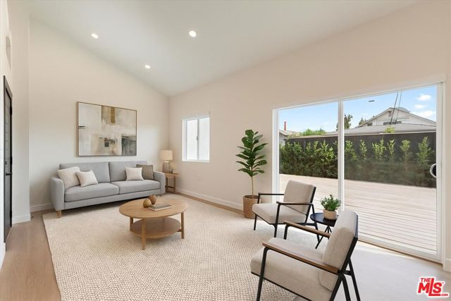 5530 Geer Avenue, Los Angeles CA: https://media.crmls.org/mediaz/77e5de90-35bc-4bcd-83a7-71686cf2637d.jpg
