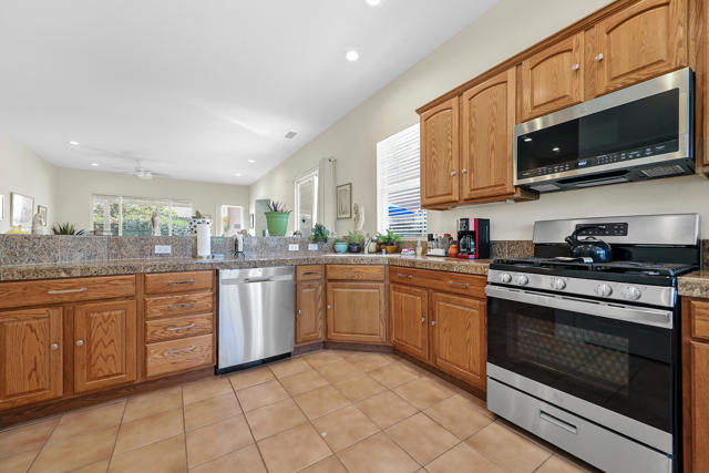 44128 Royal Troon Drive, Indio CA: https://media.crmls.org/mediaz/77e67418-7600-477c-9e93-438da72dbe99.jpg