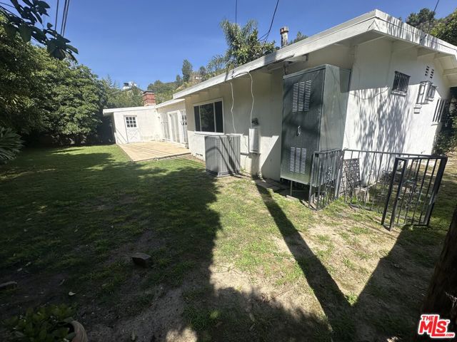 1555 San Ysidro Drive, Beverly Hills CA: https://media.crmls.org/mediaz/77e785f5-c769-45c0-b725-4dd5d67fe906.jpg