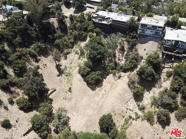 4601 Ensenada Drive, Woodland Hills CA: https://media.crmls.org/mediaz/77e8e457-216d-4e5b-9668-e661b743fc7d.jpg