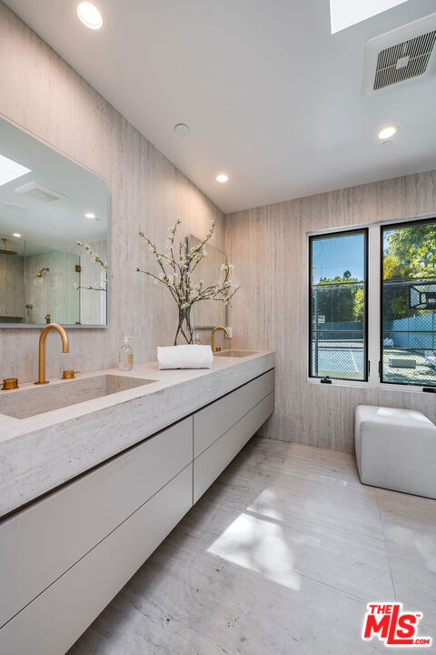 707 N Crescent Drive, Beverly Hills CA: https://media.crmls.org/mediaz/77e93859-245b-46bd-a49a-6f9f852eb80c.jpg