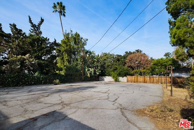 1551 Pasqualito Drive, San Marino CA: https://media.crmls.org/mediaz/77ea0ef0-24a1-4c8d-842e-229717bdfa26.jpg