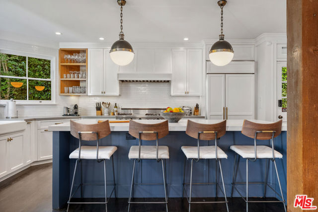 233 S Saltair Avenue, Los Angeles CA: https://media.crmls.org/mediaz/77ea3fbd-89e0-4f73-a24d-faae40071aae.jpg