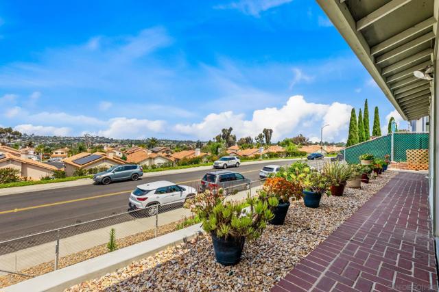 628 Via Santa Paulo, Vista CA: https://media.crmls.org/mediaz/77ea4982-baf8-43ec-aad4-3d0560bd6df0.jpg