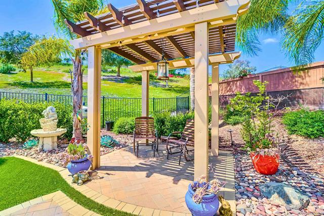 466 Agua Vista Dr, Chula Vista CA: https://media.crmls.org/mediaz/77ead99b-00bc-4103-9d33-d675fc3b2a2e.jpg