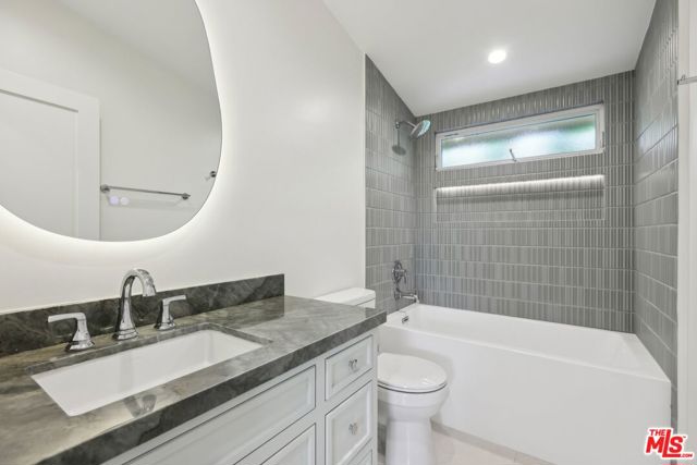 6731 Delco Avenue, Winnetka CA: https://media.crmls.org/mediaz/77eaea5b-1ea4-4895-a6a5-e0e1417a3c8c.jpg