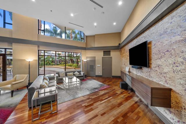 700 W Harbor Dr, San Diego CA: https://media.crmls.org/mediaz/77ebfa87-1c82-453b-950a-d45362317bde.jpg