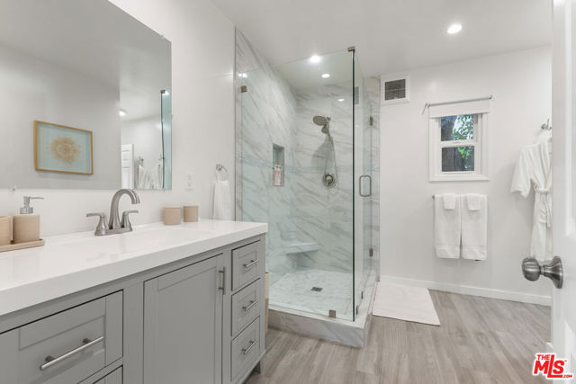 311 N Doheny Drive, Beverly Hills CA: https://media.crmls.org/mediaz/77ec751f-f50d-408e-addf-c689d926329c.jpg