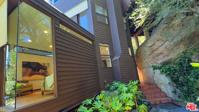 19520 Cave Way, Topanga CA: https://media.crmls.org/mediaz/77ecc688-4f94-4852-8f64-0b351ac781d9.jpg