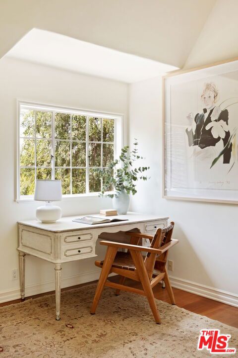 143 S Muirfield Road, Los Angeles CA: https://media.crmls.org/mediaz/77ed13f2-4587-4694-bbf1-f6c430716dbb.jpg