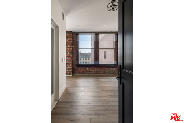 460 S Spring Street, Los Angeles CA: https://media.crmls.org/mediaz/77eec358-2442-4291-b357-6493aeb6b0e0.jpg