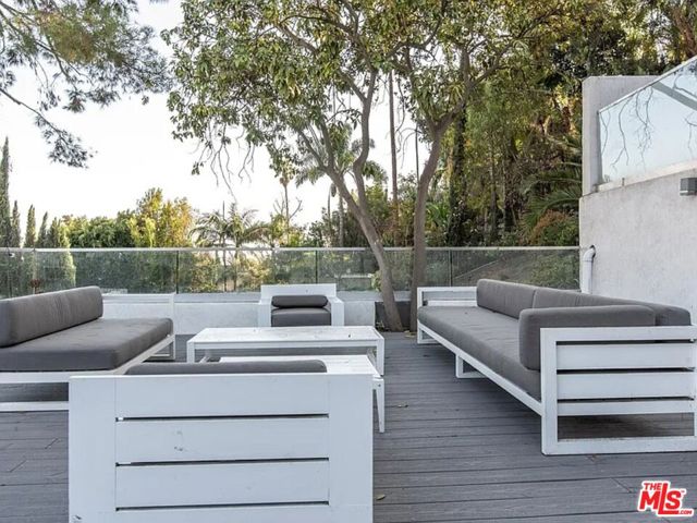 2633 N Commonwealth Avenue, Los Angeles CA: https://media.crmls.org/mediaz/77eec747-6424-4592-b286-52e88c395e44.jpg