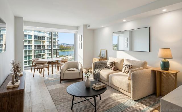 1760 Avenida Del Mundo, Coronado CA: https://media.crmls.org/mediaz/77ef43d5-7af4-4914-81b0-8c3136f6586a.jpg