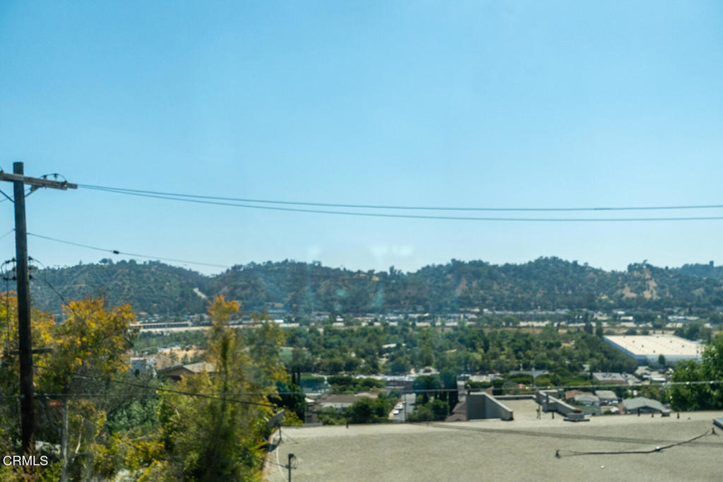 https://media.crmls.org/mediaz/77ef60a6-4723-40ef-b113-3823da287aac.jpg?preset=X-Large