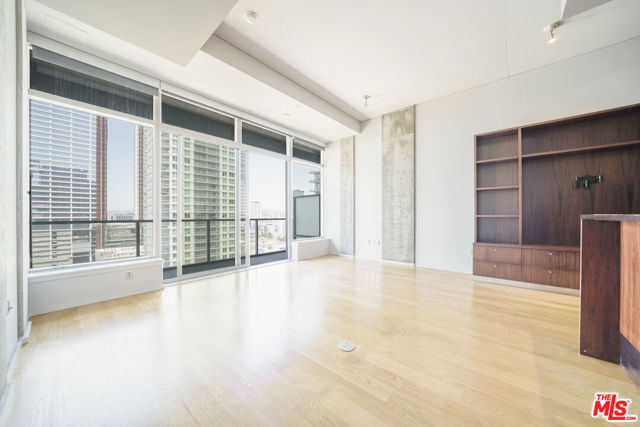 1155 S Grand Avenue, Los Angeles CA: https://media.crmls.org/mediaz/77eff5be-314a-49f2-bf68-893befc5c66f.jpg