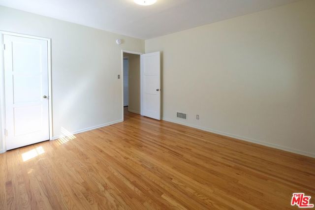854 1/2 S Plymouth Boulevard, Los Angeles CA: https://media.crmls.org/mediaz/77f0aadf-4b8e-41b6-80d1-f78bd8fea2af.jpg