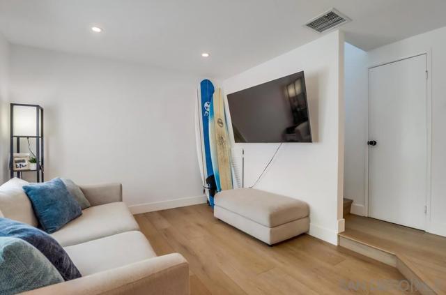 4053 55 Jewell St, San Diego CA: https://media.crmls.org/mediaz/77f0d023-fe06-454d-8520-b4a252430b17.jpg