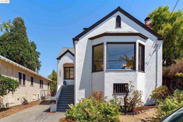 1351 Carlotta Ave, Berkeley CA: https://media.crmls.org/mediaz/77f0e4d7-aa28-49f4-af9b-0e933f7bde3e.jpg