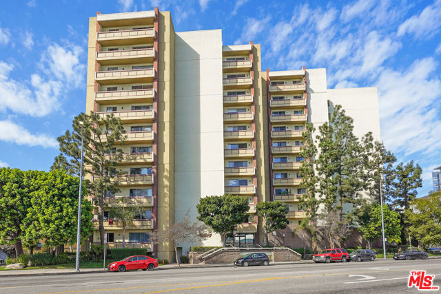321 S San Vicente Boulevard, Los Angeles CA: https://media.crmls.org/mediaz/77f1494e-dc61-431e-82bc-01c09b786d61.jpg