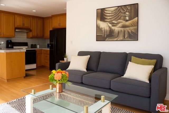 10 30th Avenue, Venice CA: https://media.crmls.org/mediaz/77f1b8eb-f065-4c43-bfa1-f5a6094cad7b.jpg