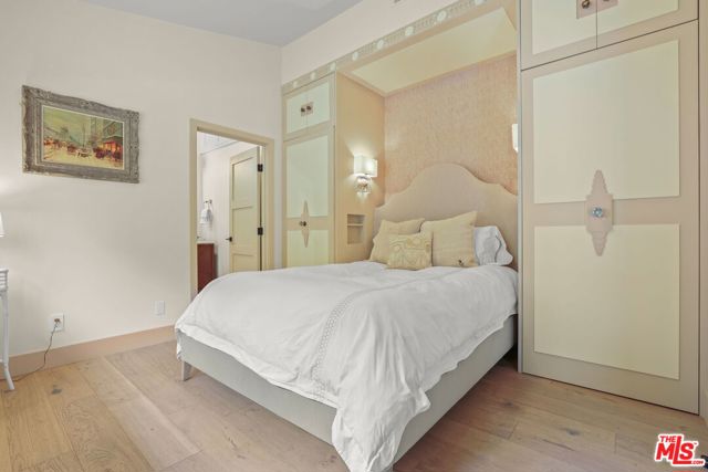 2835 Oak Point Drive, Los Angeles CA: https://media.crmls.org/mediaz/77f1bb39-bd55-4633-ab89-cec0f25024c2.jpg