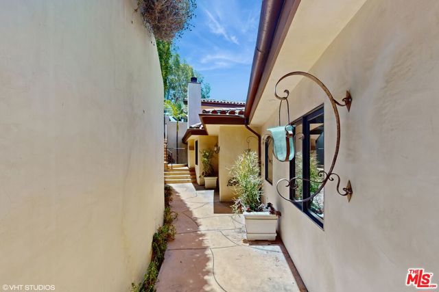 3311 Deronda Drive, Los Angeles CA: https://media.crmls.org/mediaz/77f21d07-64c2-4a57-8e4a-1beac375a736.jpg