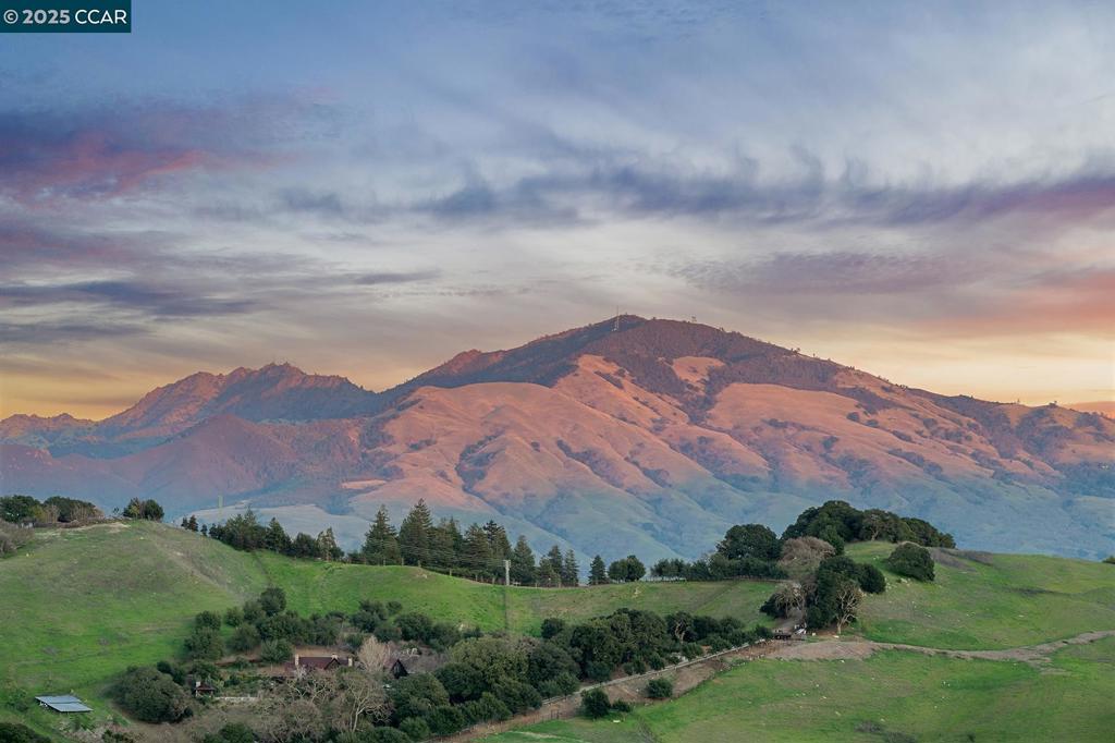 https://media.crmls.org/mediaz/77f29a0e-3995-45ee-a432-8a3424807abf.jpg?preset=X-Large