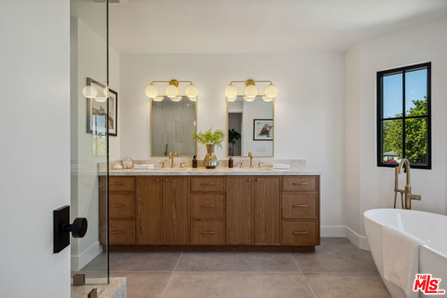 4949 Sancola Avenue, Toluca Lake CA: https://media.crmls.org/mediaz/77f2f03a-8daa-470b-a098-a7d9e95eb30f.jpg