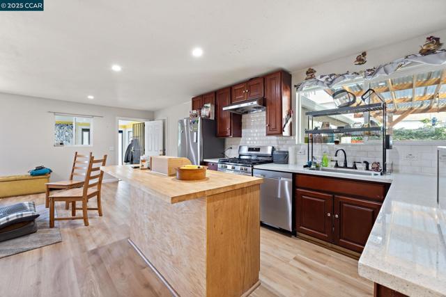 7447 Lockwood St, Oakland CA: https://media.crmls.org/mediaz/77f2ff7d-238f-4138-ab3f-388c3e752caf.jpg