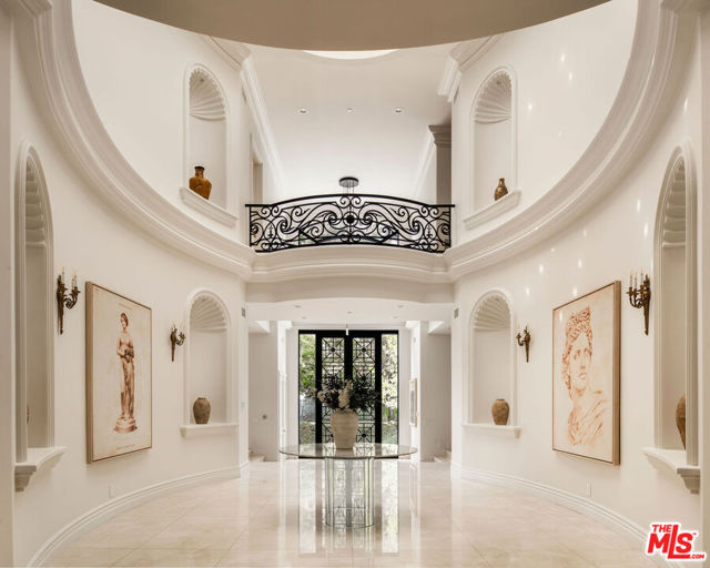 10509 Vestone Way, Los Angeles CA: https://media.crmls.org/mediaz/77f30eac-90f7-40e8-a8de-23b5199b8220.jpg