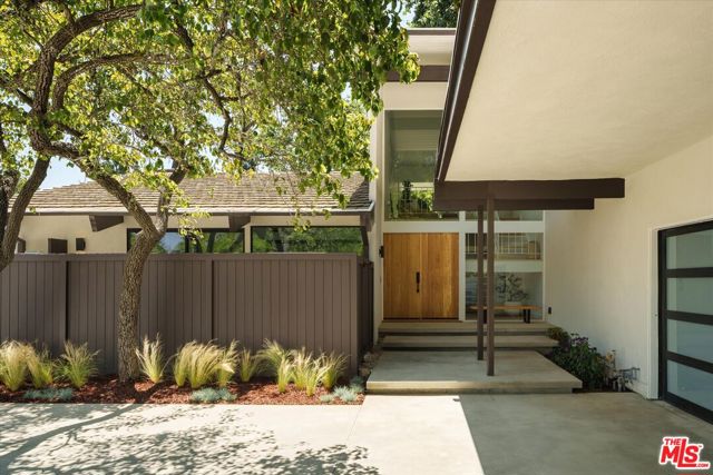 2313 Banyan Drive, Los Angeles CA: https://media.crmls.org/mediaz/77f448e5-d6b2-437a-bf77-9ab7e6847107.jpg