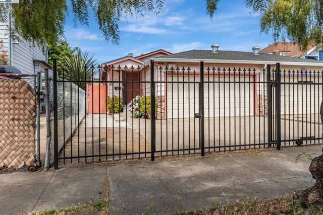 2538 E 16Th St, Oakland CA: https://media.crmls.org/mediaz/77f4da78-d5a8-42f5-962d-1764a6da521f.jpg