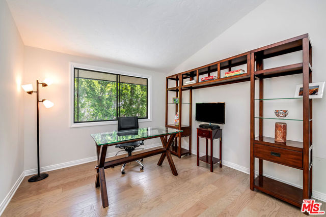 24417 Clipstone Street, Woodland Hills CA: https://media.crmls.org/mediaz/77f4e8b8-6ba5-4277-b12e-e6504c1b56cc.jpg