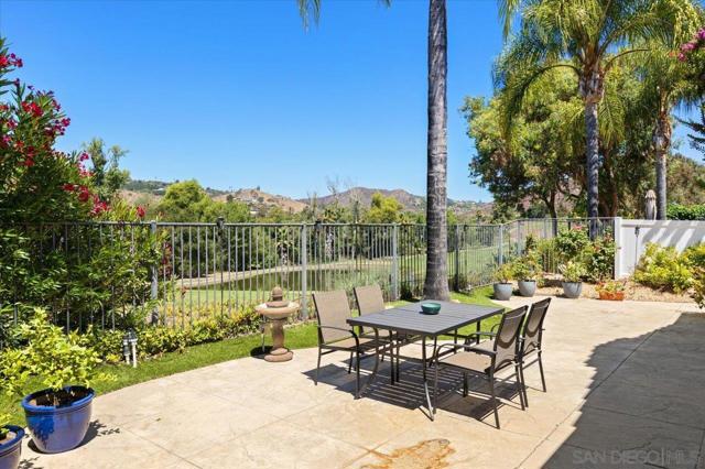 2385 Amber Oak Ln, Escondido CA: https://media.crmls.org/mediaz/77f58563-a5ec-43e9-bf52-5d1e5e7063bb.jpg