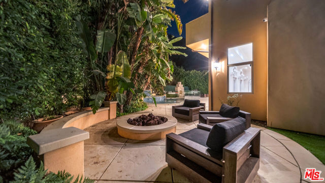 1447 San Ysidro Drive, Beverly Hills CA: https://media.crmls.org/mediaz/77f5a68e-b298-4cd7-89e2-300a71a1febf.jpg