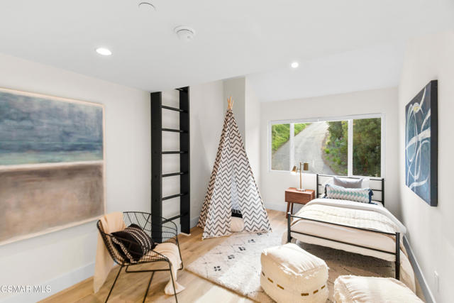 26200 Lockwood Road, Malibu CA: https://media.crmls.org/mediaz/77f64045-6e22-49d8-9ff6-ebbc8476e222.jpg